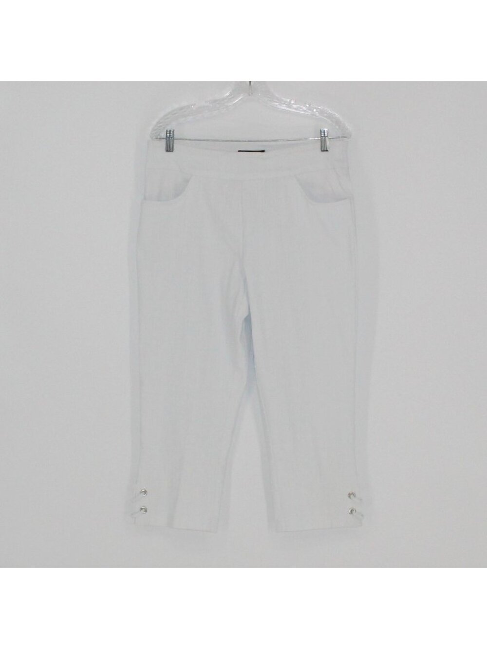 15) Jenna Rose White Pull-On Capri Pants With Button Detail -  Women Size 1X